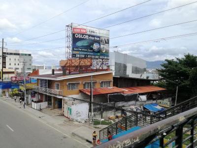 通りから入り、駐車場の奥の建物3階にホテルがあります