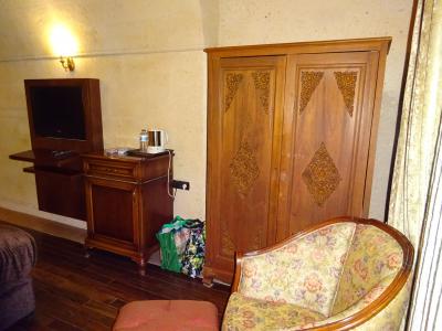 部屋は広々としています。