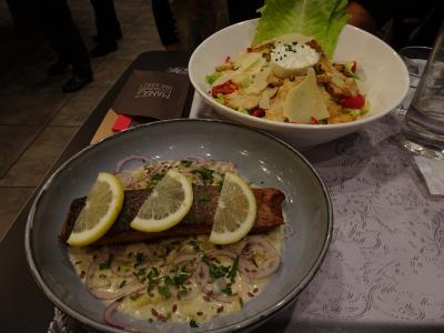 夕食　アラカルトで頼んだサーモンソテーとサラダ