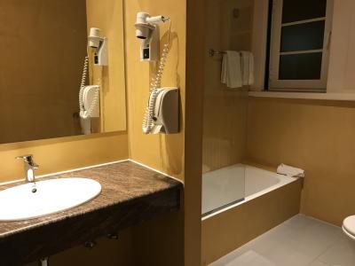 ドアの内側に汚れたバスタオルが2本