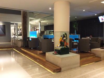 ロビー前バーラウンジは夕方にハッピーアワー