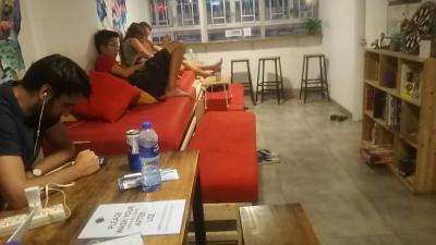 部屋の前は共用スペース、コーヒーなどは無料です