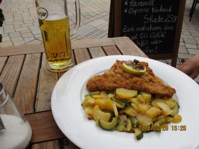 オーダーしたウィナーシュニッツェルとビール