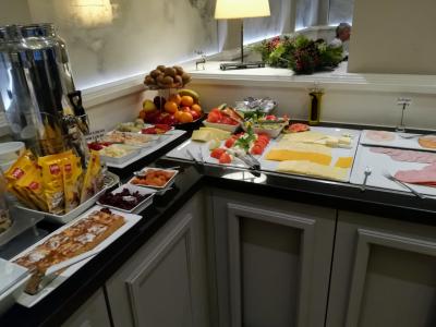 ハム・チーズ・ヨーグルトに加えて生野菜があったのが嬉しい