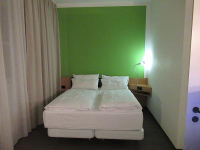 2泊目の部屋はベッドの背後は真っ赤でした。