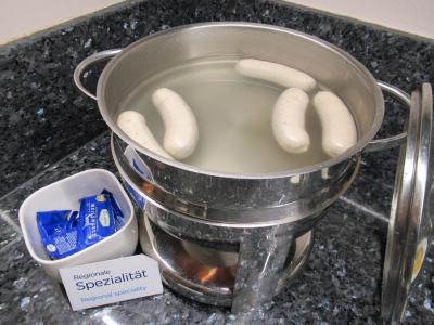 白ソーセージは皮を剥いて中身だけ食べるのだそうです