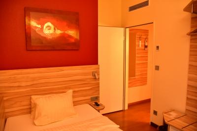 大きな荷物を広げるにはやや苦しい