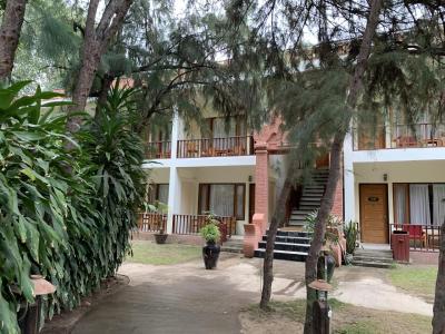 バンガローの他に、奥には客室棟もありました