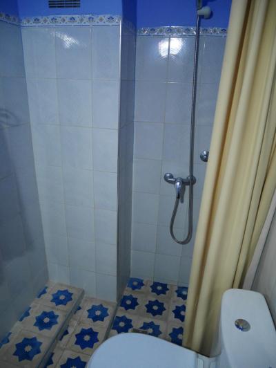 シャワー＆トイレ。シャワーでトイレがビショ濡れになる（笑）