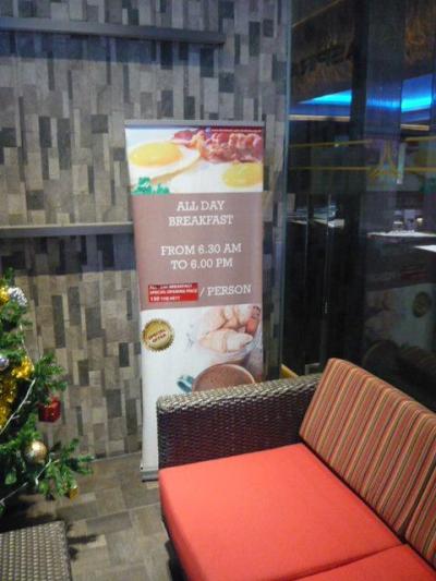 ホテルの前は、オープンカフェ的なくつろぎの場所になっています