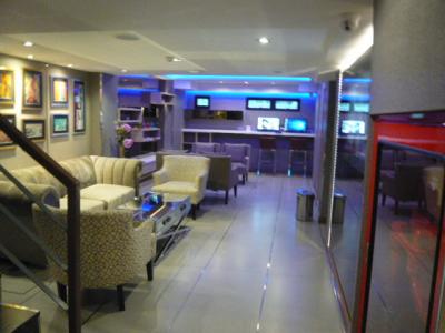 ホテルのフロントの横のロビーです。青色が清潔感を出しています