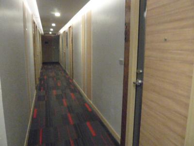 ホテルの廊下です。照明が心地良い感じを醸し出しています。