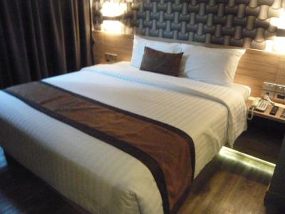 客室内のベッドです。やはり照明が柔らかな感じになっています。