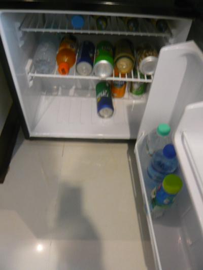 冷蔵庫には、飲み物の入っていますが、飲んだことはありません。