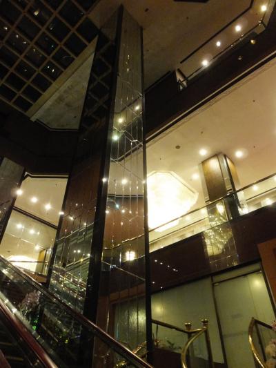 玄関からフロントへエスカレータ。金ピカ。