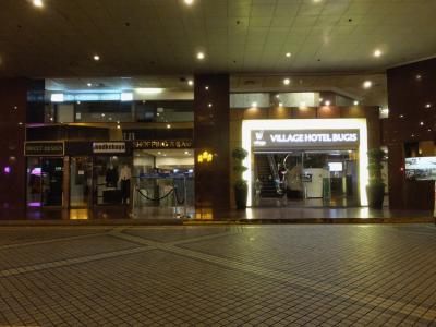 入口。商店入口の列に埋没。