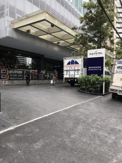 目の前にコンビニがあります