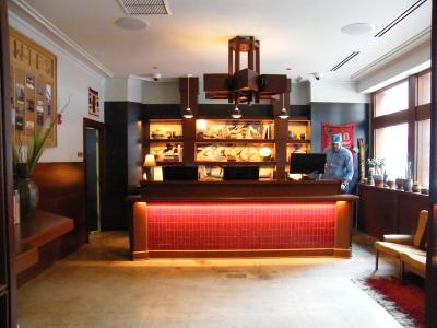 通りに面したフロント♪　木材に赤いアクセントも温かいでしょ