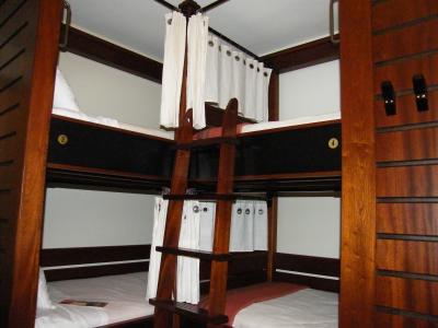 前日のホステルの客室が広すぎたため　圧迫感は否めない…