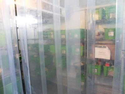 キッチンの冷蔵庫　扉を開けると４畳ほどの広さでビックリ！