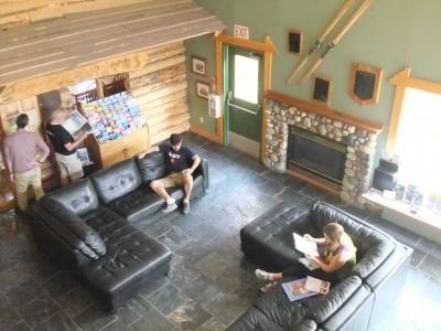 ロフトから見下ろしたフロント横の公共スペース