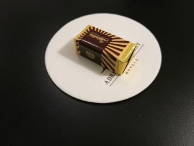 ベッドサイドテーブルにはチョコが