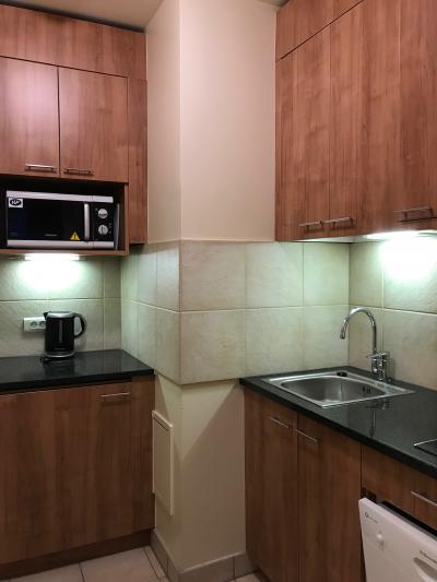 キッチン部分。扉の中に食器や調理器具