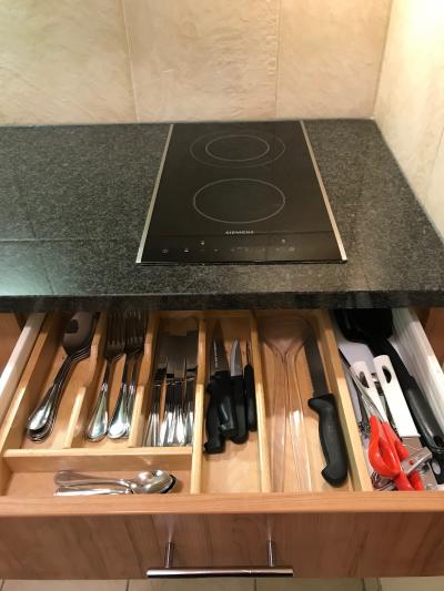 電磁調理器とカトラリー一式