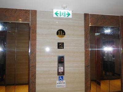 エレベーターは2機。レセプションは5階にあります。