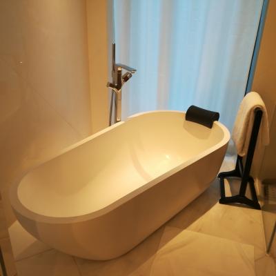 バスタブも設置。窓が近くにあるのですが明るく開放的。