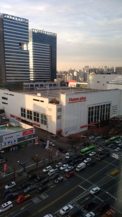 バスレ―ンと片側四車線幹線道路向いのホ―ムプラス