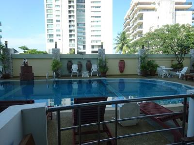 客室バルコニーのすぐ先がブール