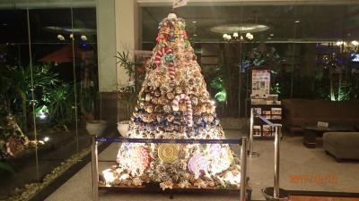 ホテルに入るとすぐにクリスマスツリーが