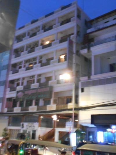 ごく普通のビジネスホテルな外観。