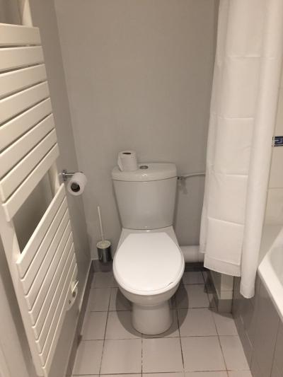 左側にタオルなどを干せる電熱パネルが付いています