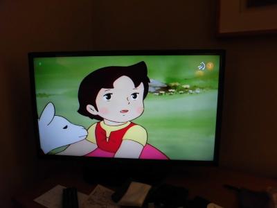 部屋のテレビでハイジを見ました。歌は日本語でした。