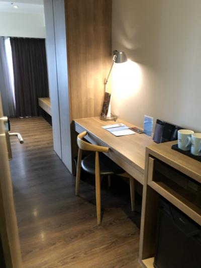 扉を開けるとデスクとクローゼット