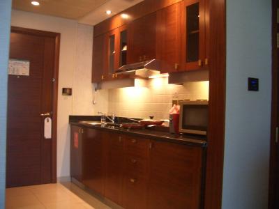 キッチンの作業台の下に洗濯機があります