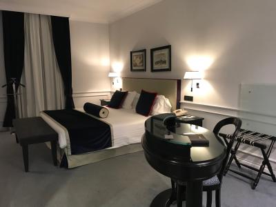 とても広くて高級感あるダブルルーム