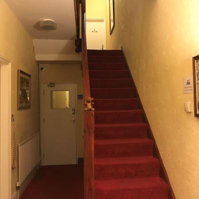 客室へは少し狭いこの階段を上っていく。