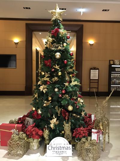 ホテルロビーのクリスマスツリー