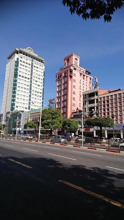 街の中心、ピンクの目立つ建物
