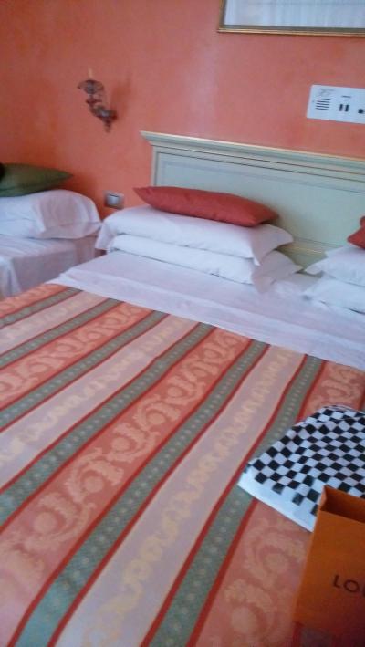 ベネチアンガラスのシャンデリアがあるシングルベッド３台の部屋