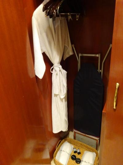 クローゼットにバスローブとスリッパ