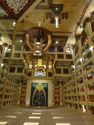 吹き抜けのロビー