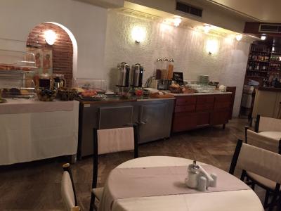 ビュッフェの朝食はヨーグルトとブドウが美味しい