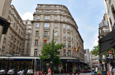 地下鉄駅から徒歩2，3分。大きな通りに面しています