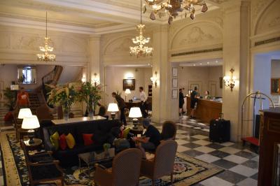 ロビーと奥にチェックインカウンター。