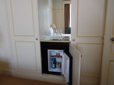 冷蔵庫やグラスも揃っています。