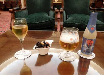 バー。いただいたチケットでビールとワイン。